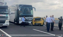 Diyarbakır'da otobüs ile otomobil kafa kafaya çarpıştı: 2 yaralı